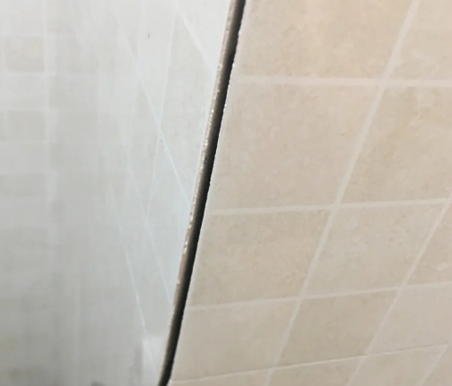 松北瓷砖空鼓维修公司分享阳台瓷砖脱落的修复过程可以分为以下几个步骤