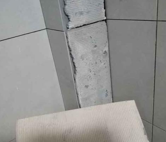 松北瓷砖空鼓维修公司分享下厨房瓷砖脱落的补救措施。